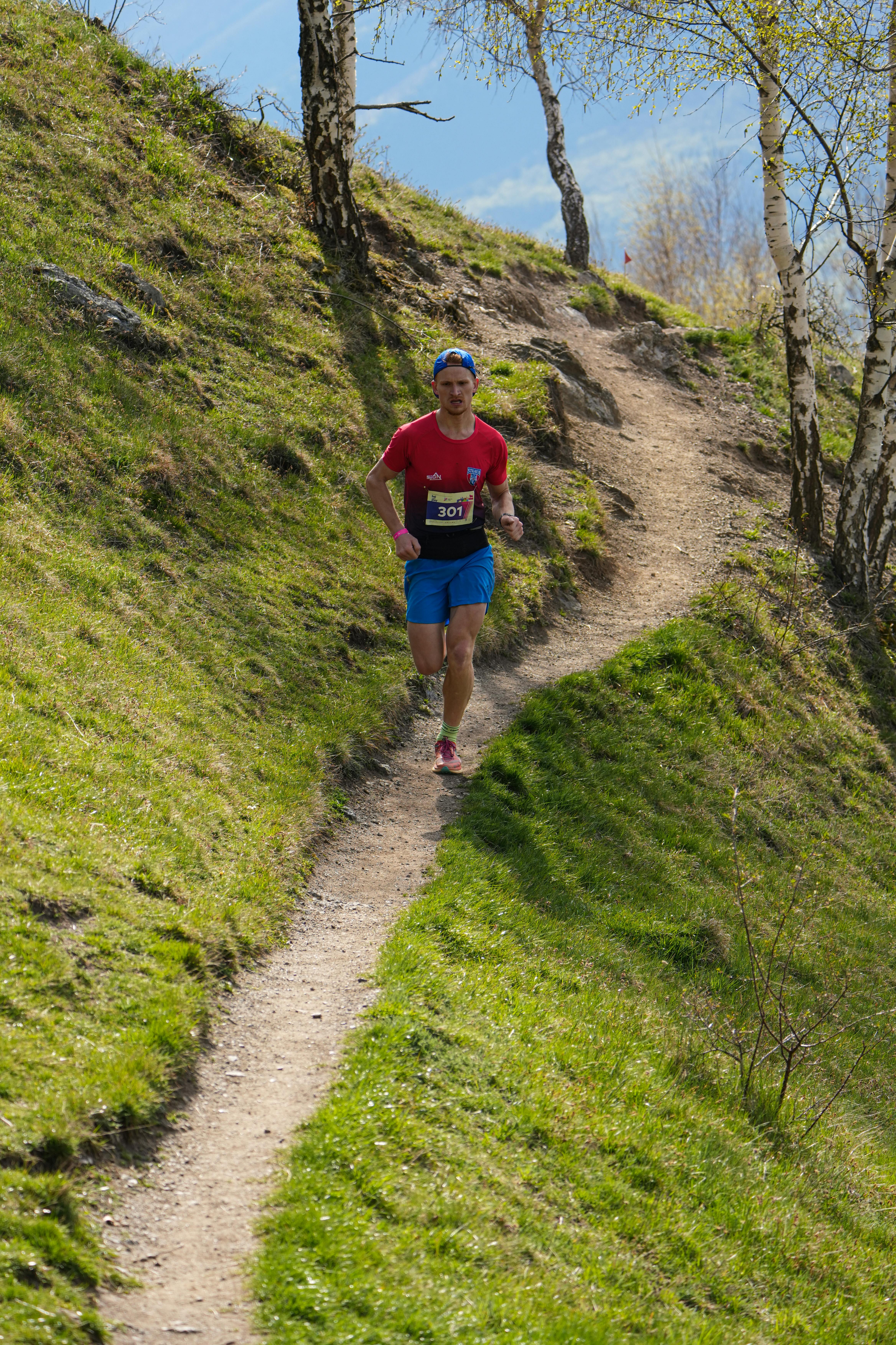 Coureur sur un sentier de trail